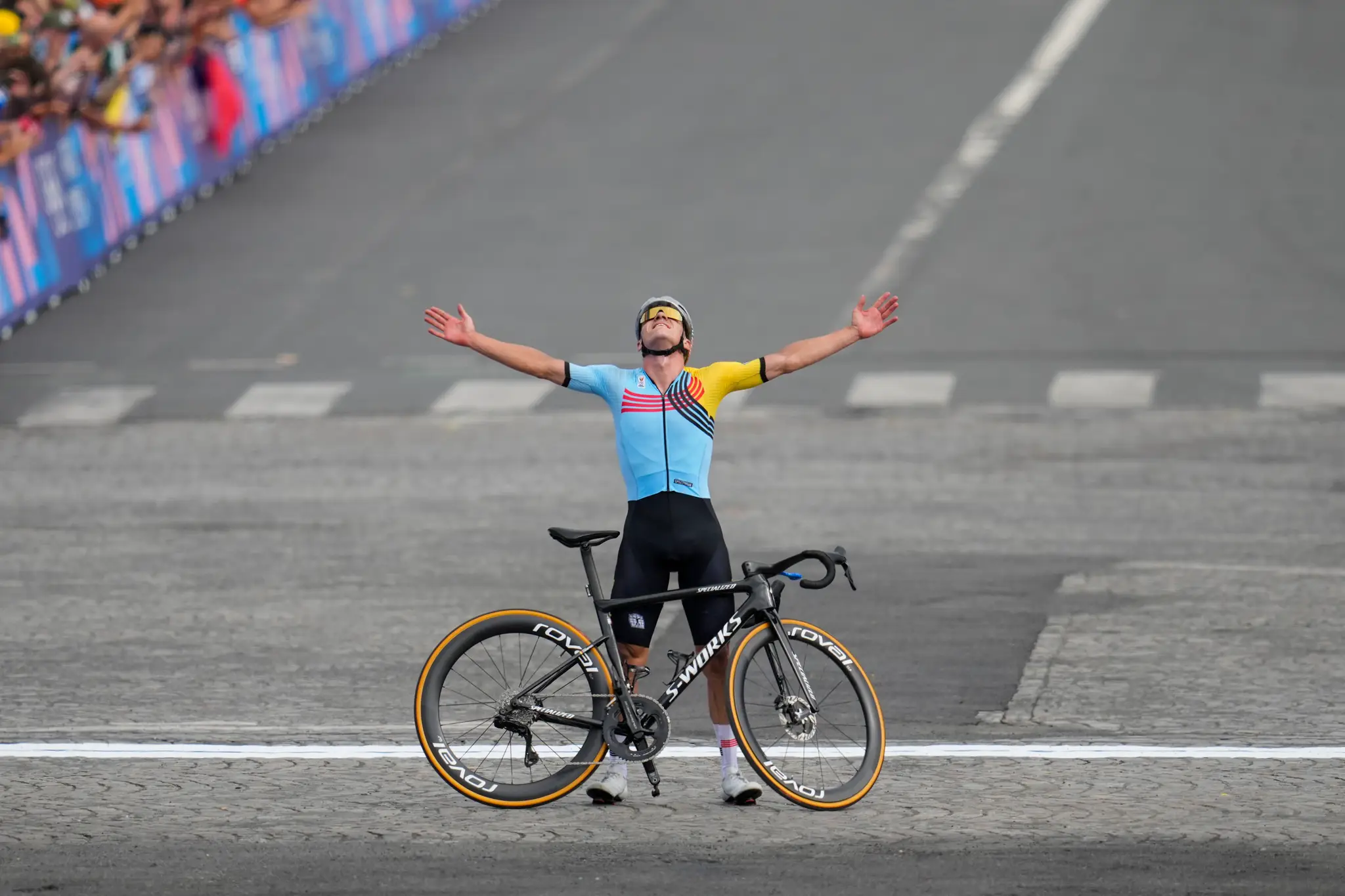 Belgický cyklista Remco Evenepoel sa raduje v cieli z víťazstva v cestných pretekoch