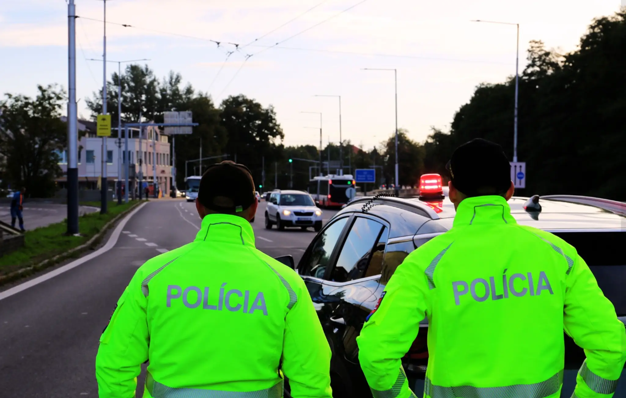 Polícia usmerňuje dopravu na križovatkách pred Banskou Bystricou.