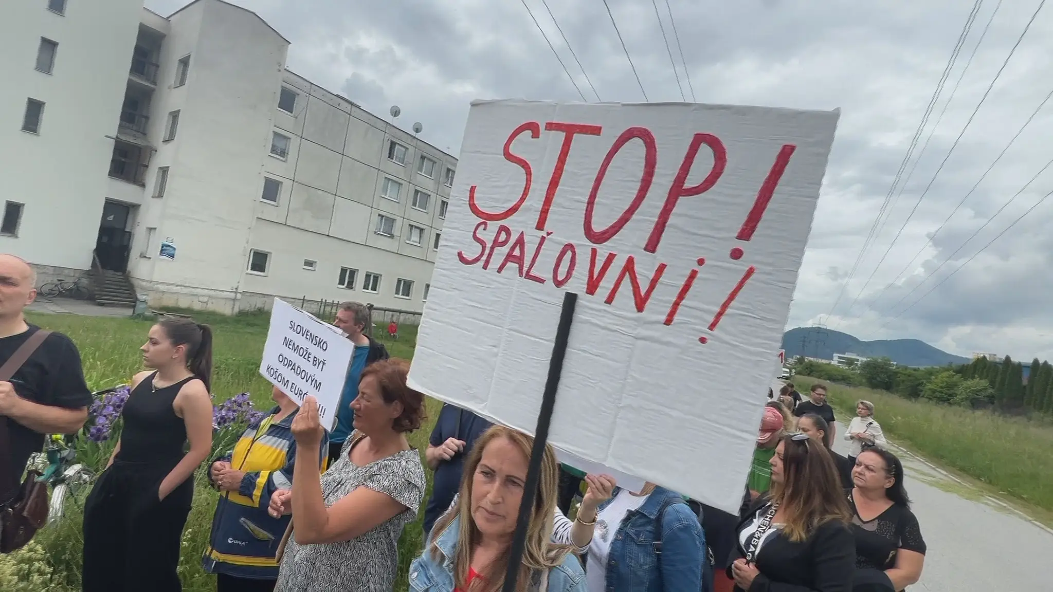 Protestujúci.