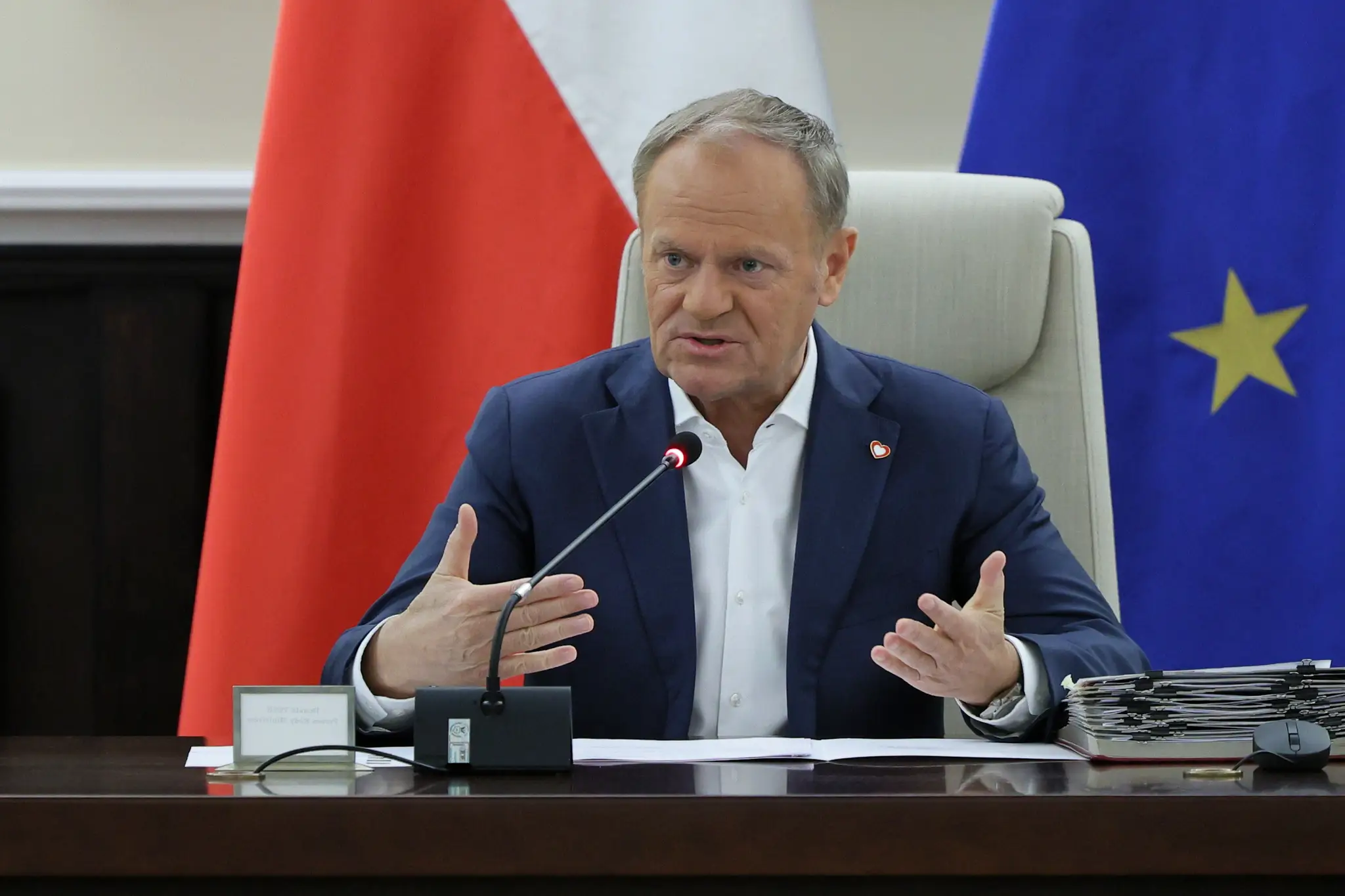 Poľský premiér Donald Tusk gestikuluje pred zasadnutím vlády vo Varšave.