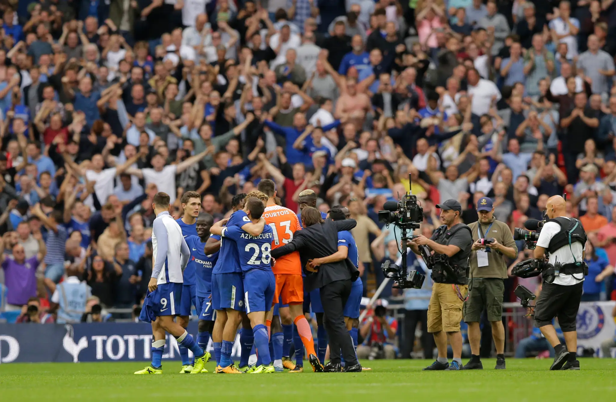 Radosť hráčov Chelsea po triumfe v dueli proti Tottenhamu.