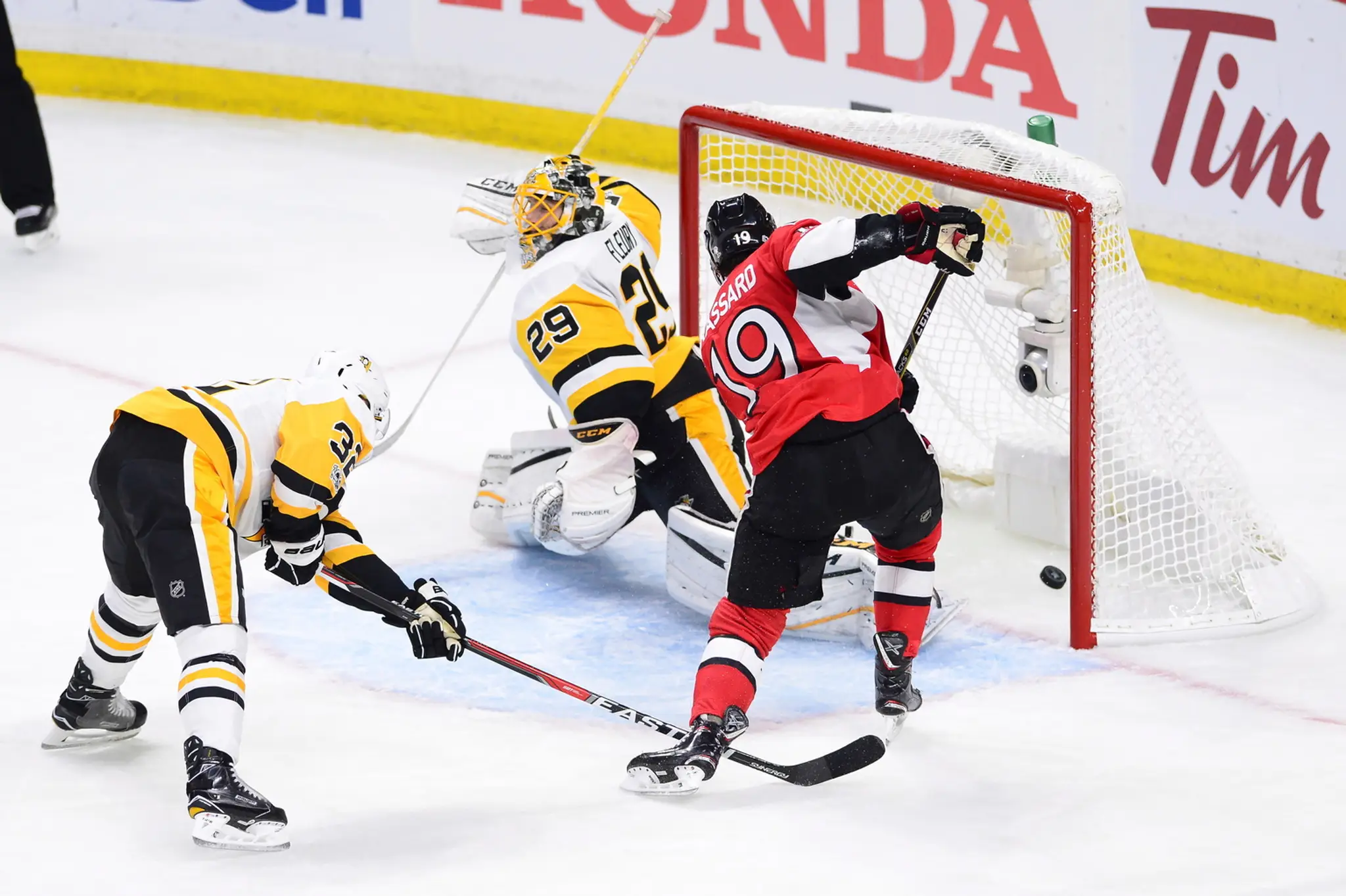 Derick Brassard z Ottawy prekonal brankára Pittsburghu Marc-Andre Fleuryho.