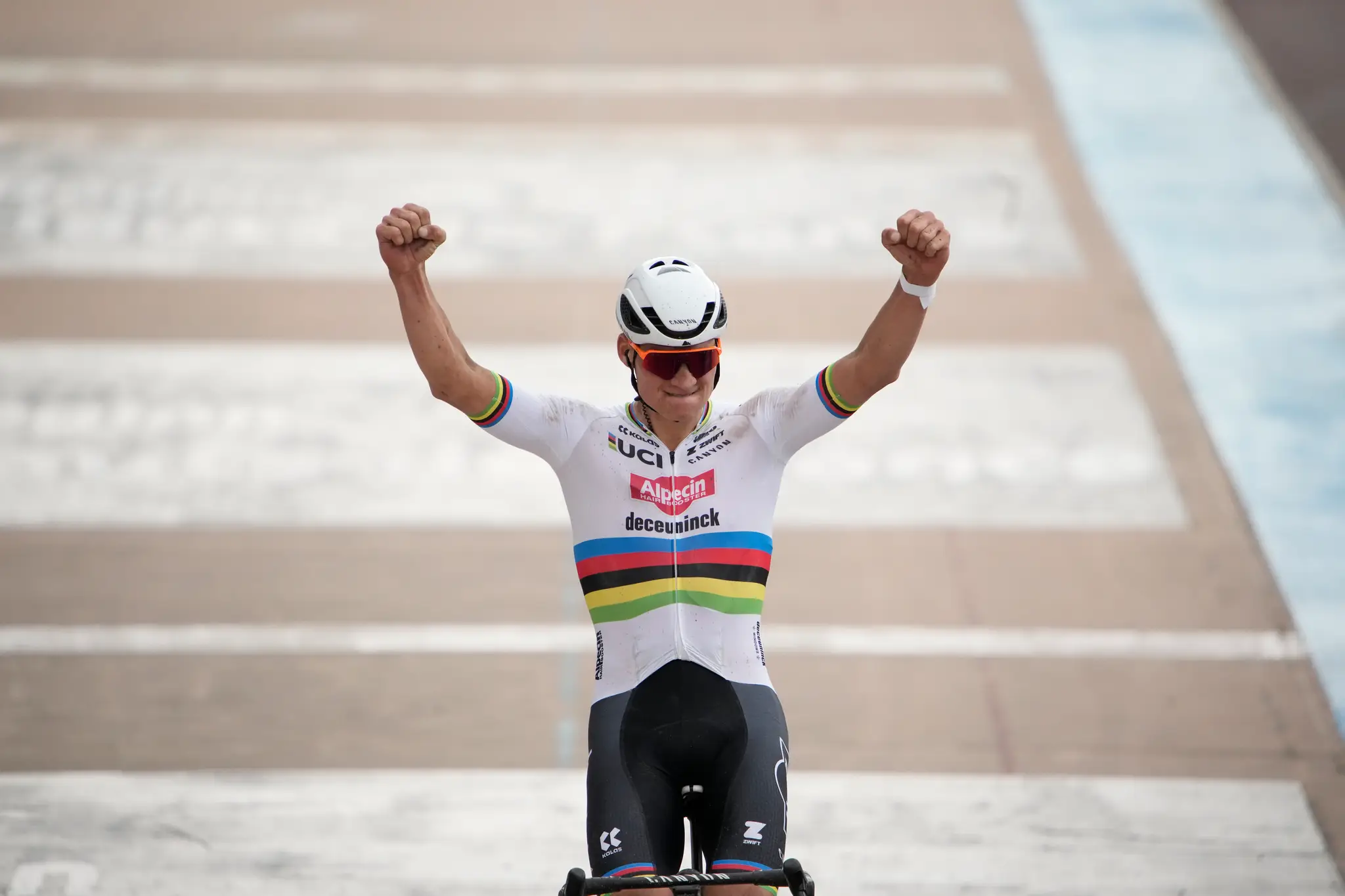 Mathieu van der Poel suverénne triumfoval na 121. ročníku monumentu Paríž-Roubaix. 