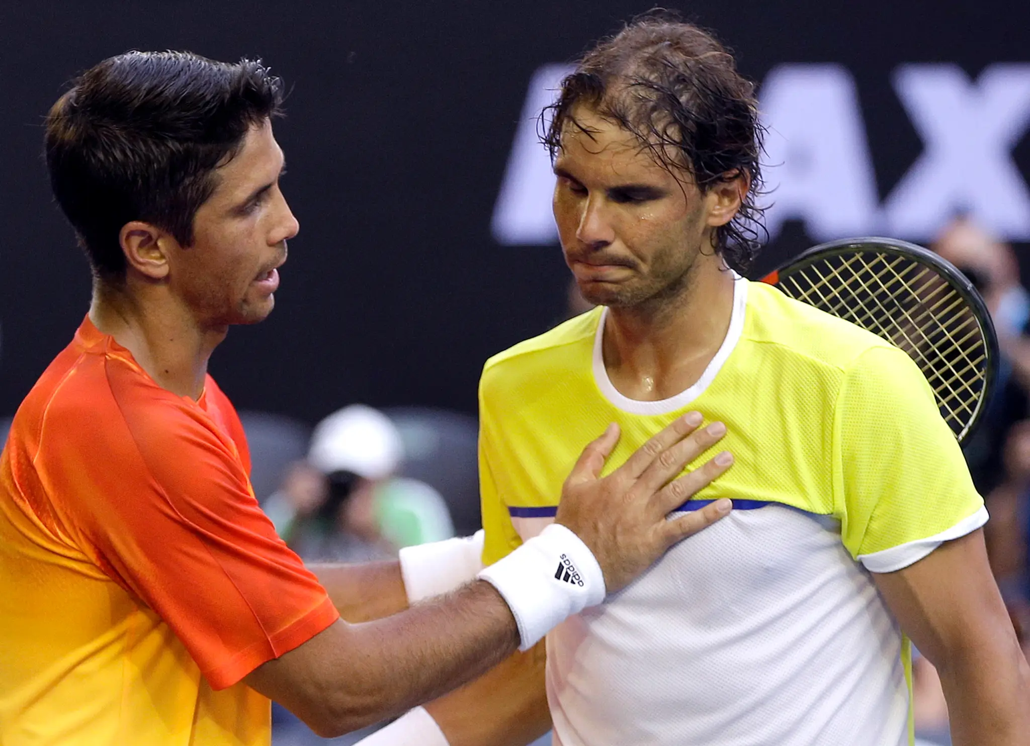 Fernando Verdasco utešuje Rafaela Nadala potom, čo ho vyradil v prvom kole Australian Open.