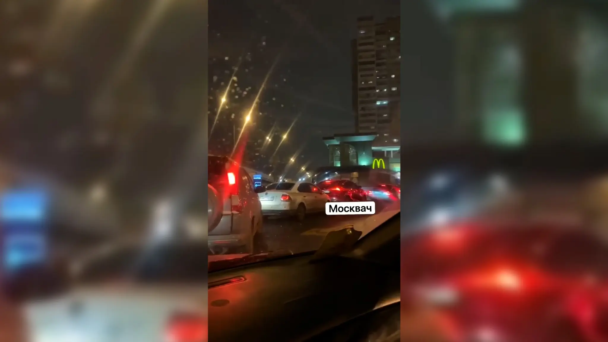 Vodiči čakajú v kolóne pred prevádzkou McDonald's v Moskve.