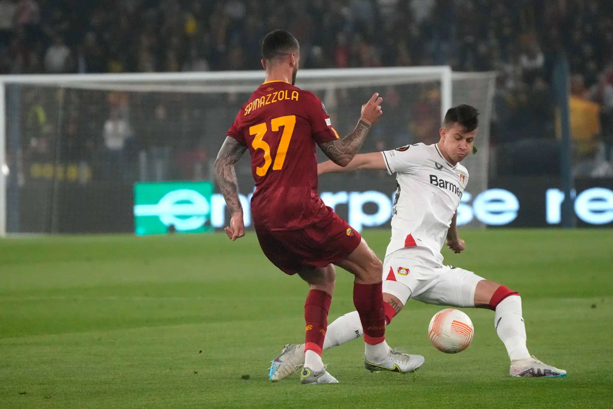 Leonardo Spinazzola (vľavo) v súboji s Adamom Hložekom z Leverkusenu.