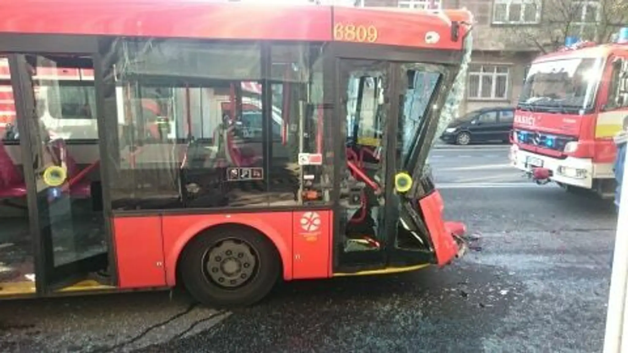 Nehoda autobusu s trolejbusom v Bratislave