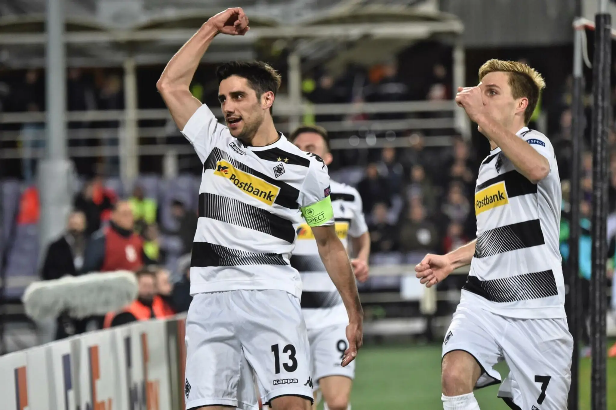 Kapitán Mönchengladbachu Lars Stindl (vľavo) oslavuje svoj gól v šestnásťfinále EL proti Fiorentine.