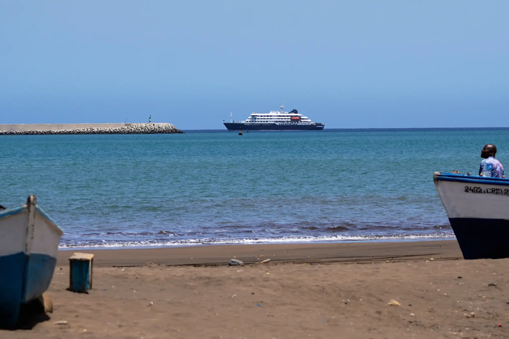 Pohľad na výletnú loď MV Hondius, ktorá kotví v prístave v meste Praia, v súostroví Kapverdy pri západoafrickom pobreží.