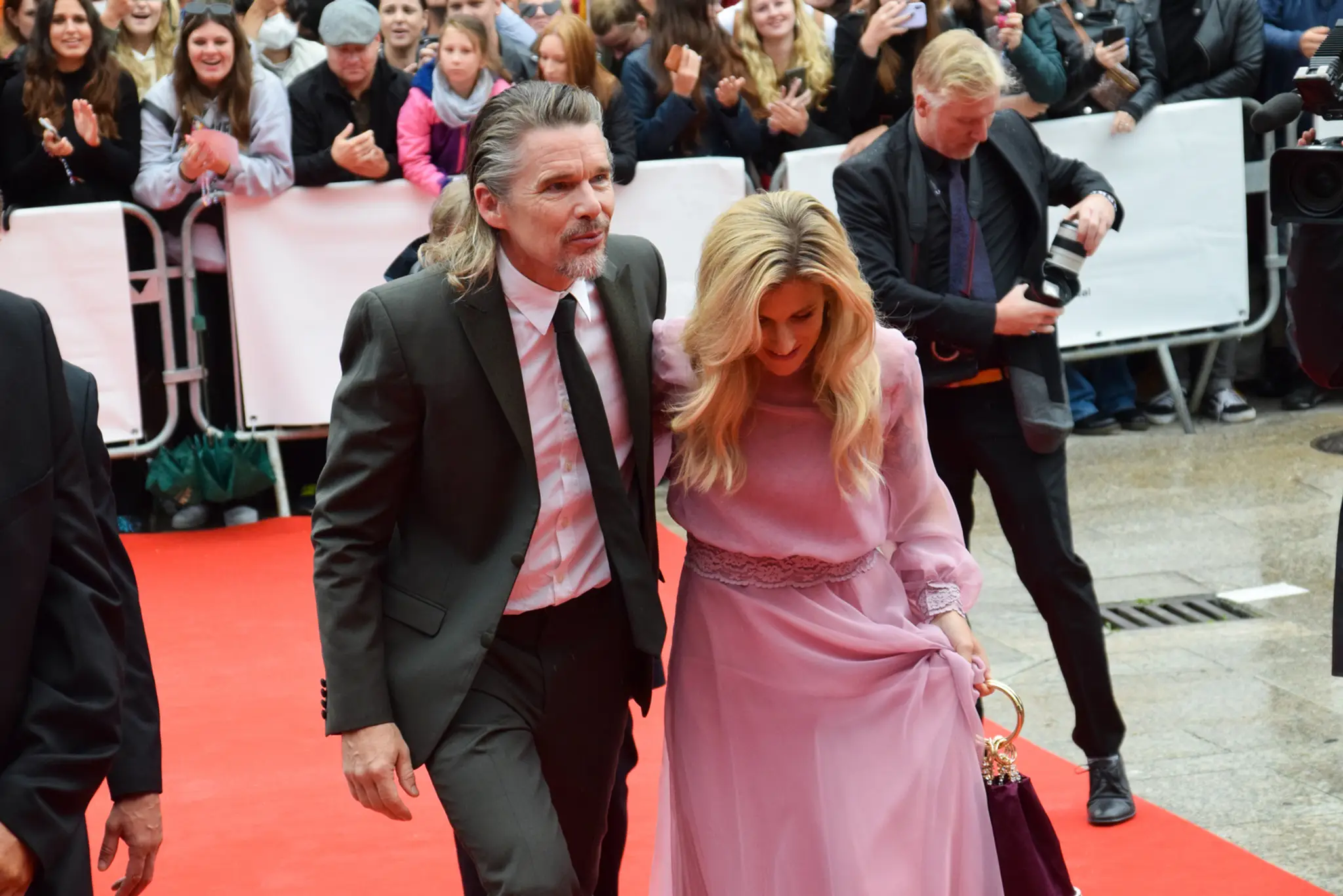 Ethan Hawke s manželkou na záverečnom ceremoniáli 55. ročníka MFF KV