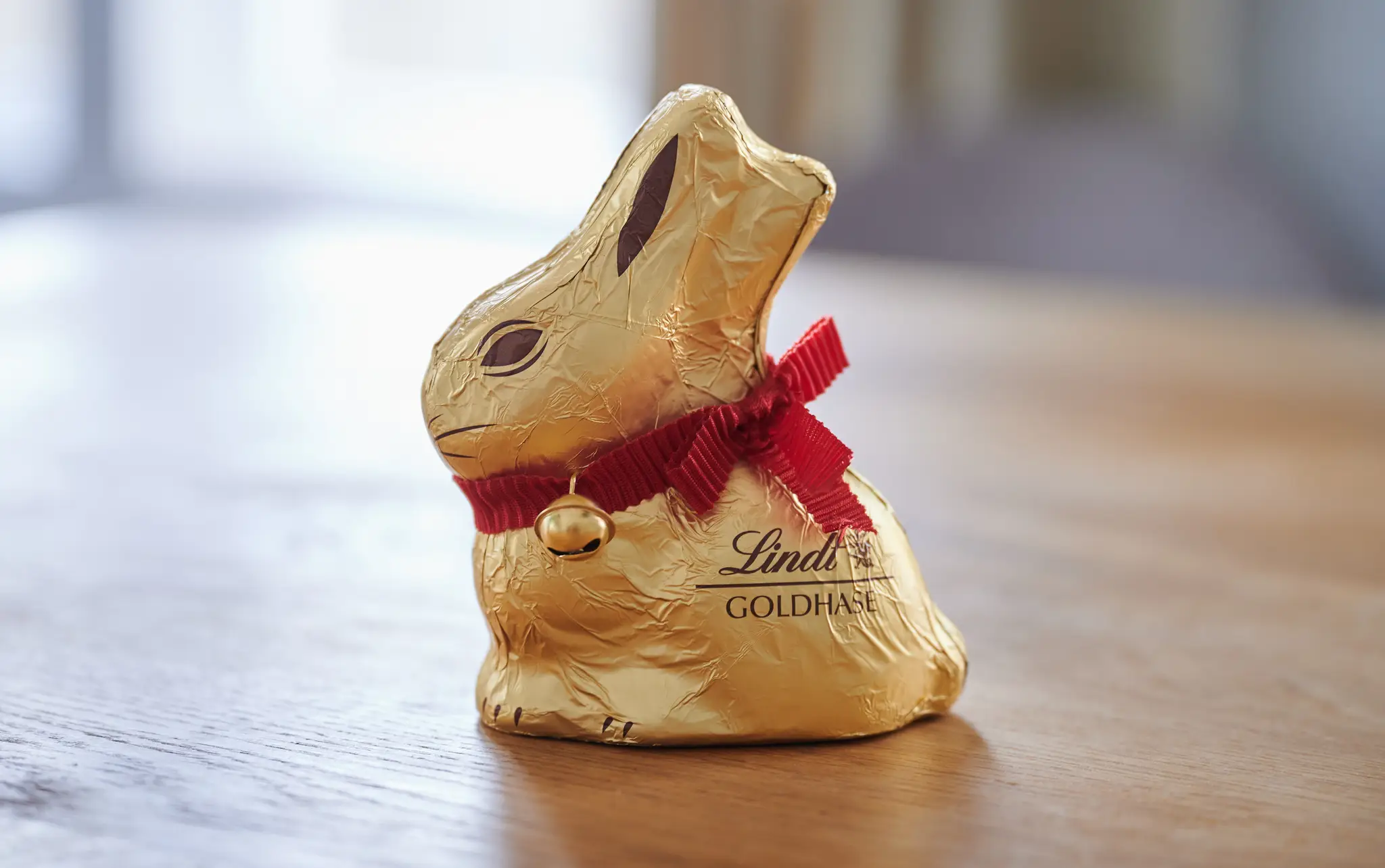 Na archívnej snímke z 1. apríla 2022 čokoládový zajac  švajčiarskeho výrobcu čokolády Lindt & Sprüngli