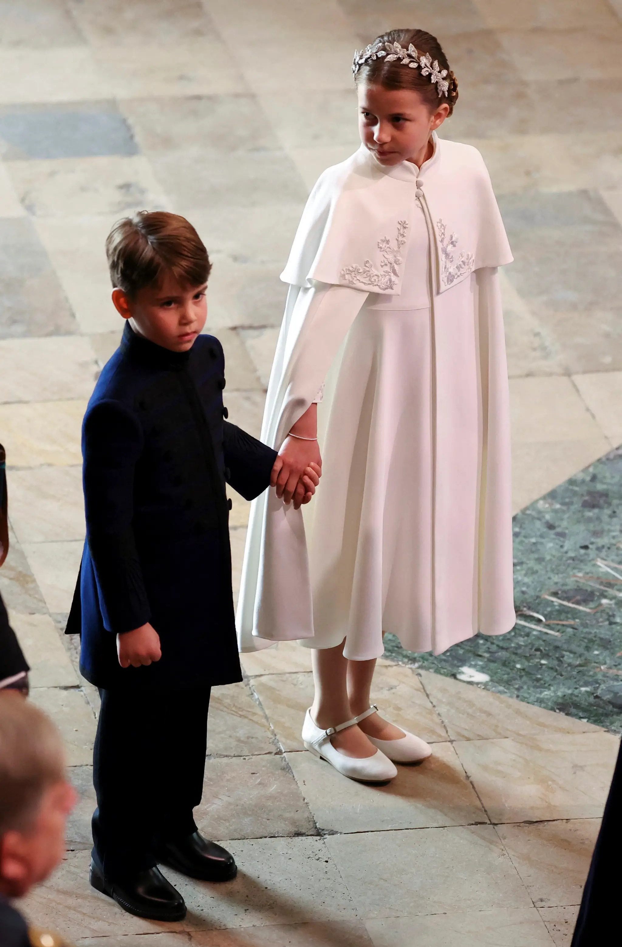 Britský princ George a princezná Charlotte prichádzajú na korunováciu kráľa Karola III.