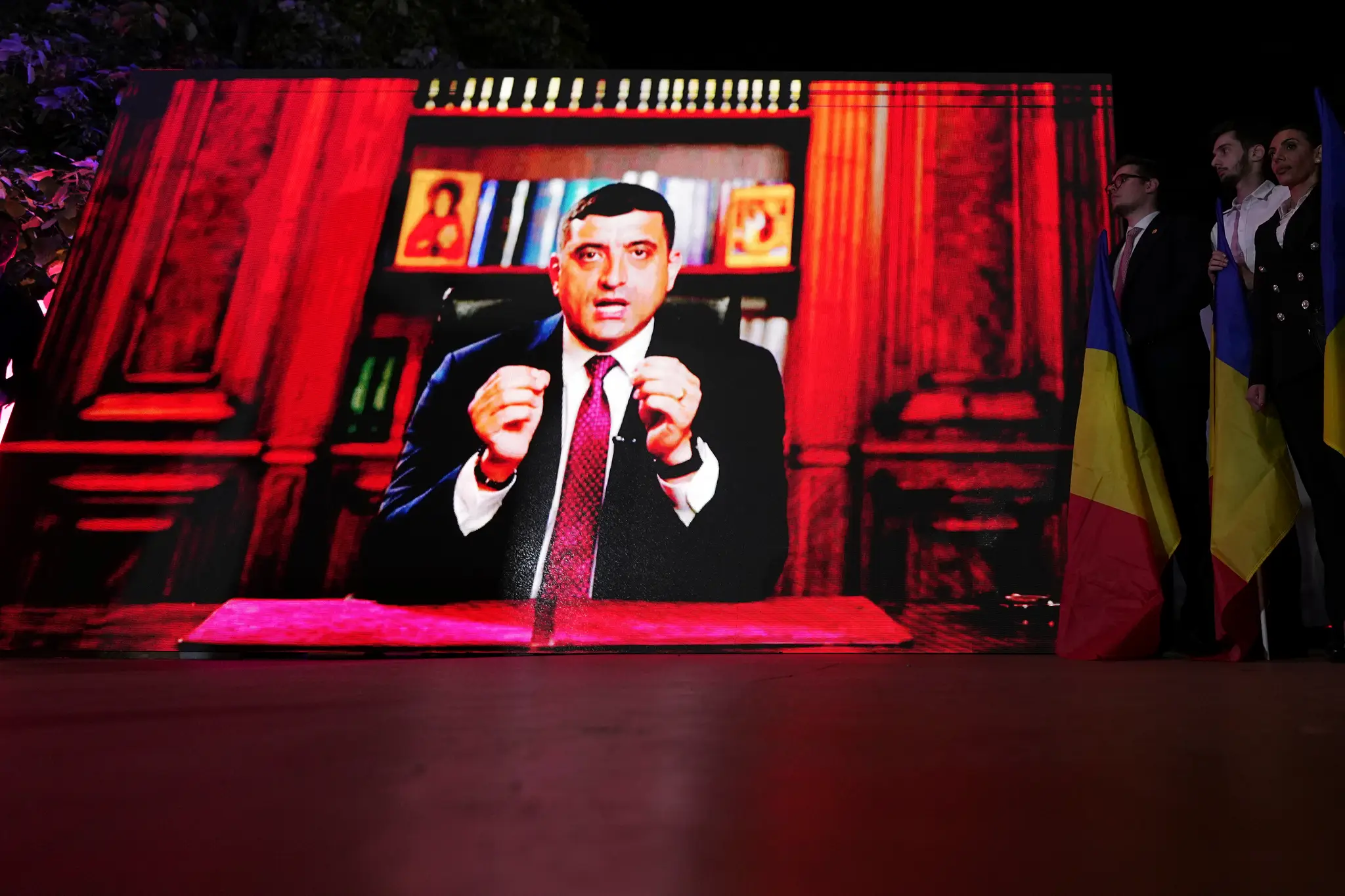 Krajne pravicový prezidentský kandidát George Simon sa prihovára svojim sympatizantom prostredníctvom videoskonferencie.