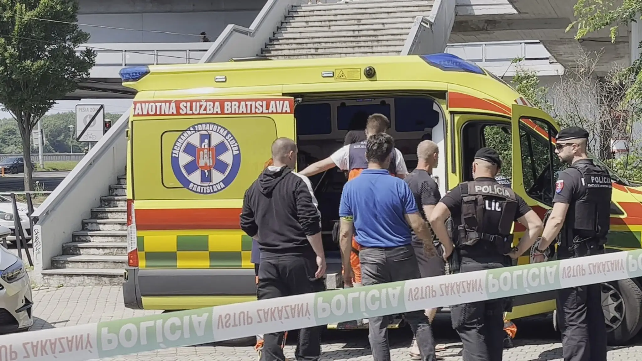 Záchranári s mužom, ktorý chcel skočiť z Mosta SNP