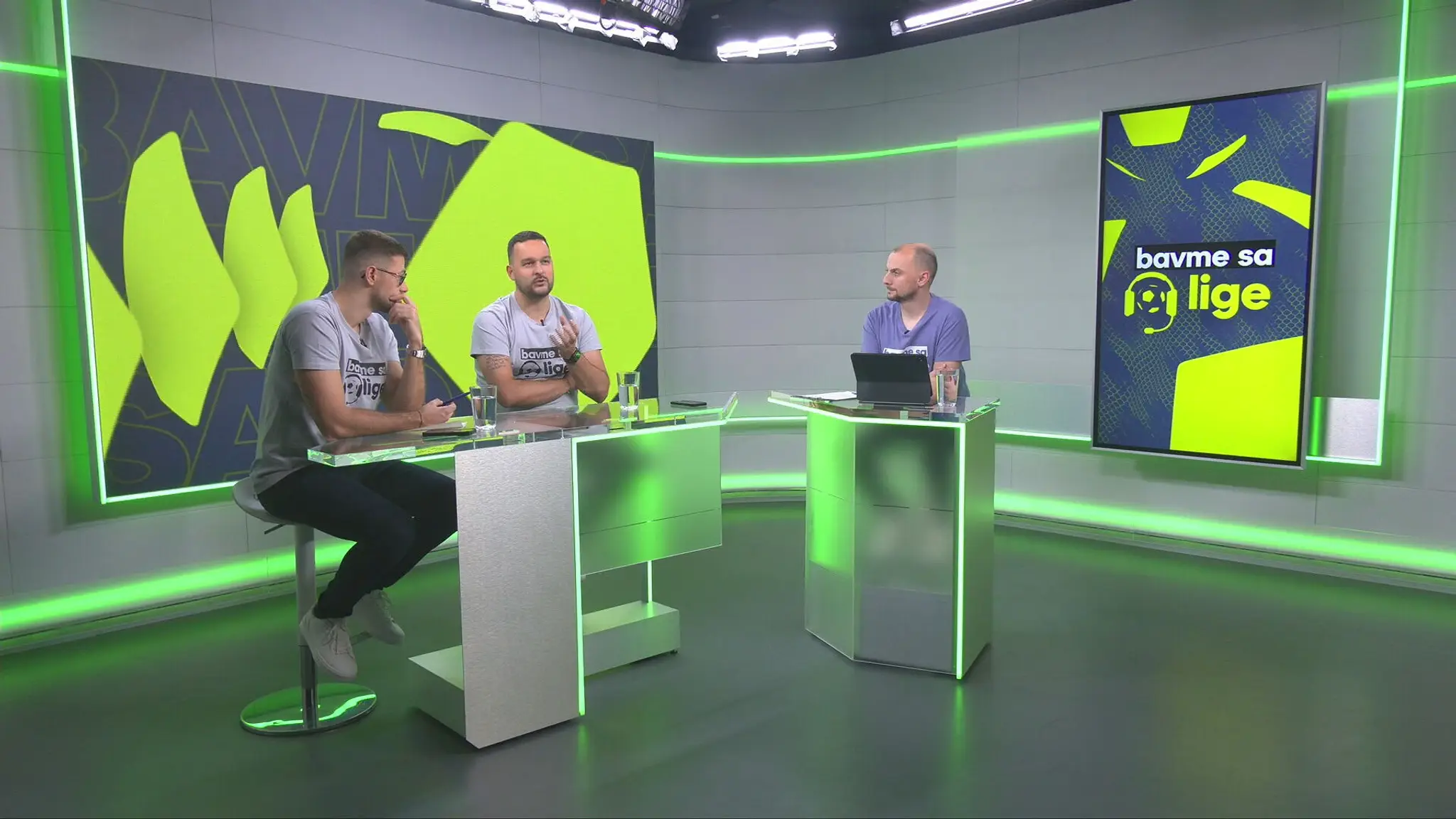Michal Maťašovský, Andrej Zvolenský a Marián Červenka v štúdiu TN live.