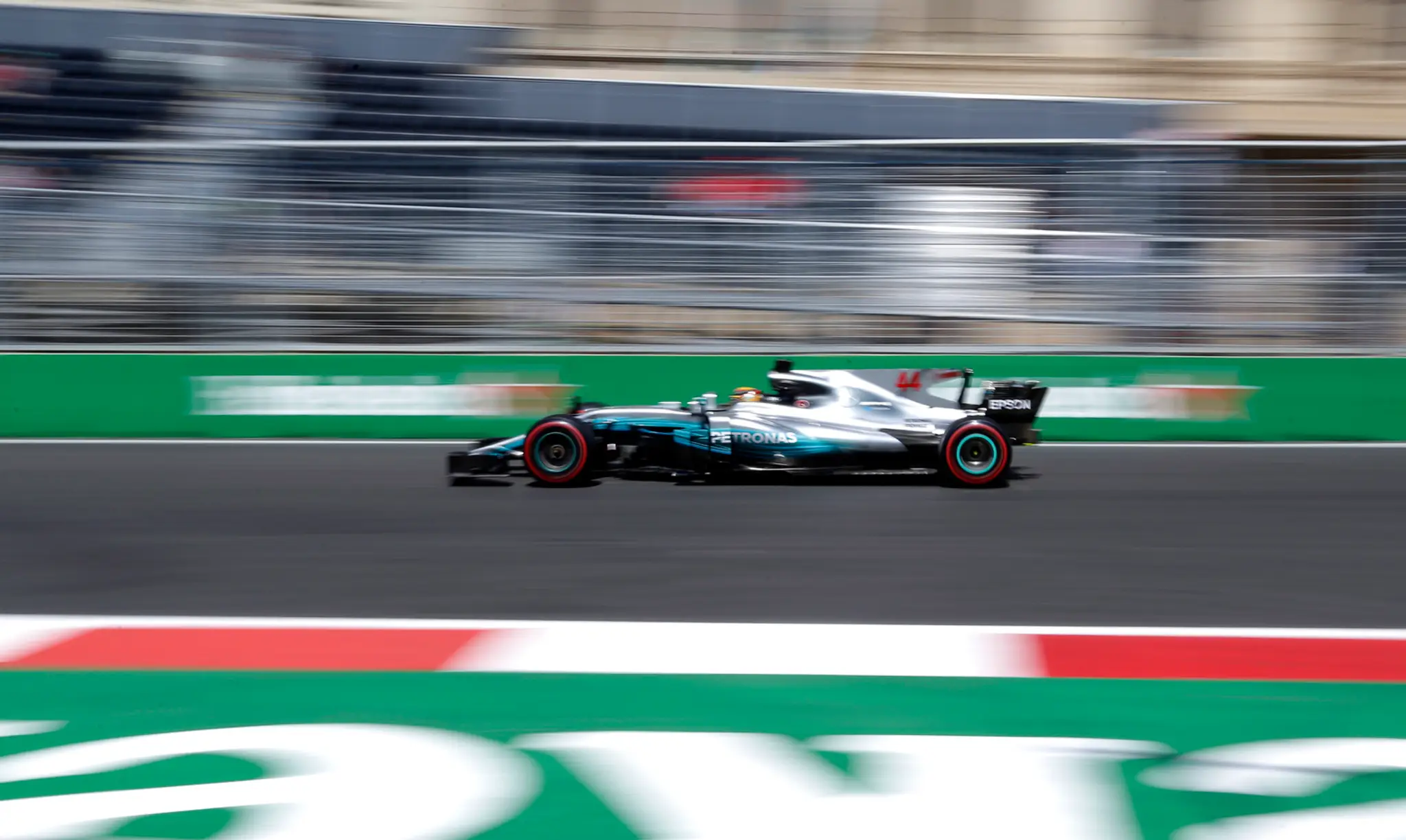 Lewsi Hamilton počas tretieho tréningu na VC Azerbajdžanu v Baku.