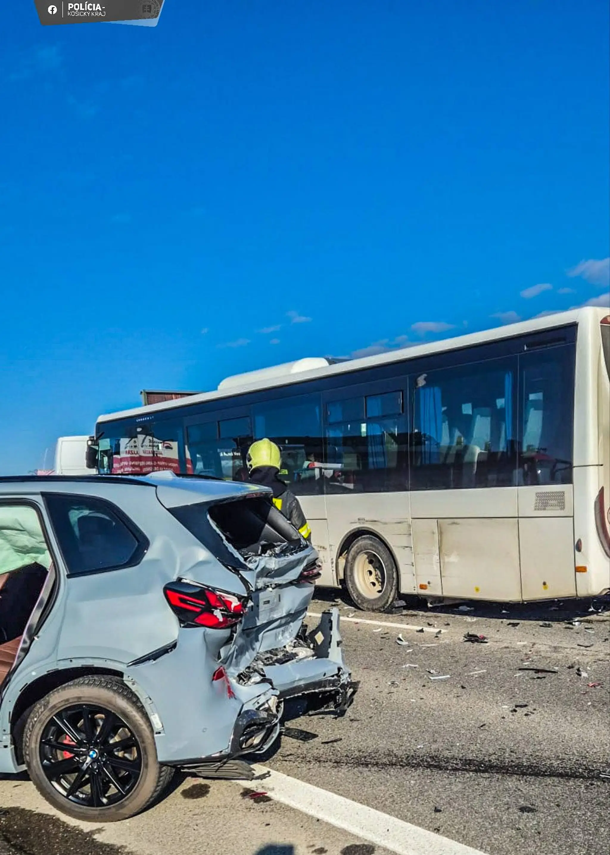 Nehoda autobusu a viacerých áut.