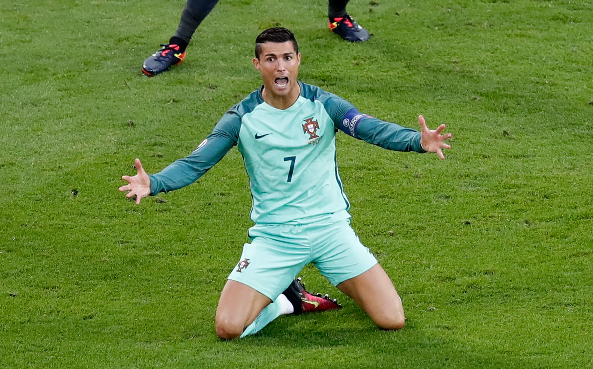 Portugalská superstar Cristiano Ronaldo sa hnevá v dueli semifinále ME proti Walesu.