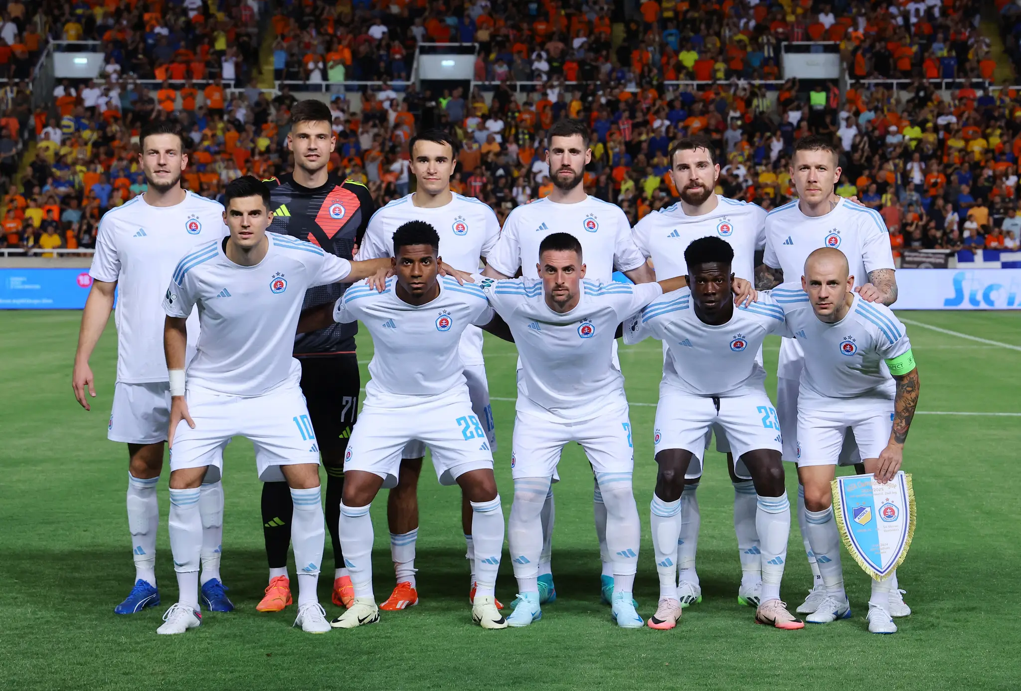 Na snímke futbalisti ŠK Slovan Bratislava pózujú pred odvetným zápasom 3. predkola Ligy majstrov proti APOEL Nikózia.