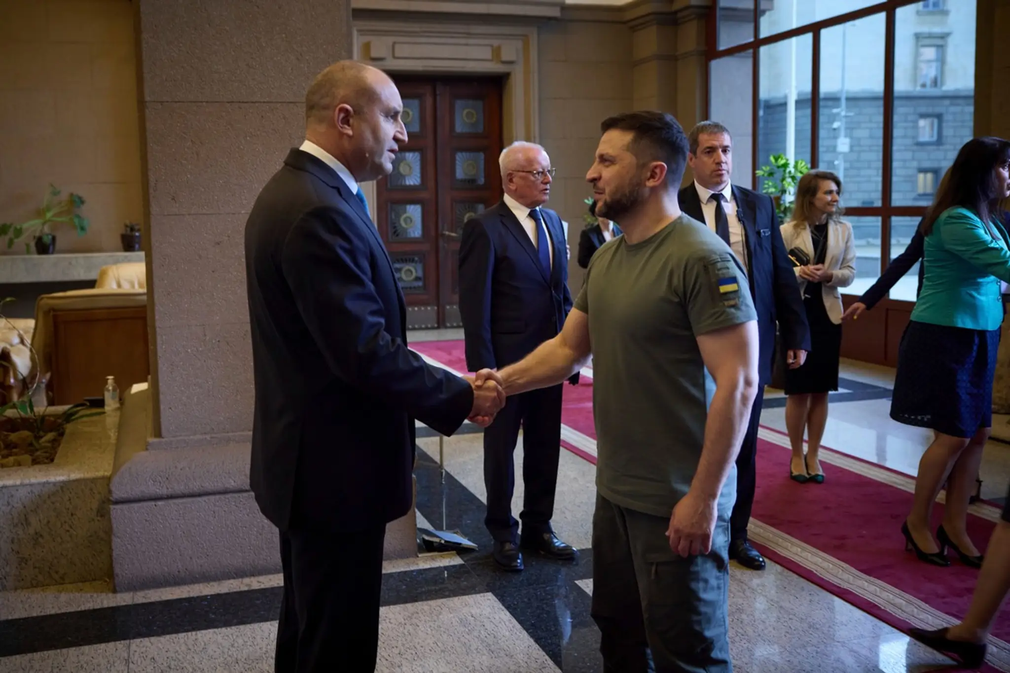 Na snímke ukrajinský a bulharský prezident ako si podávajú ruky.