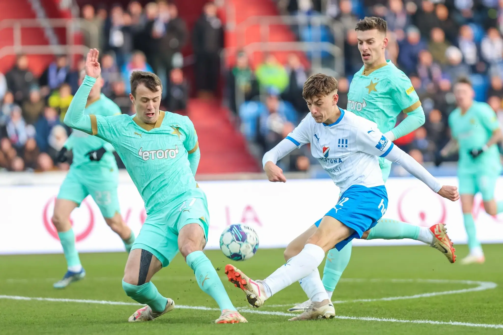 Tomáš Rigo (v bielom) proti Slavii Praha