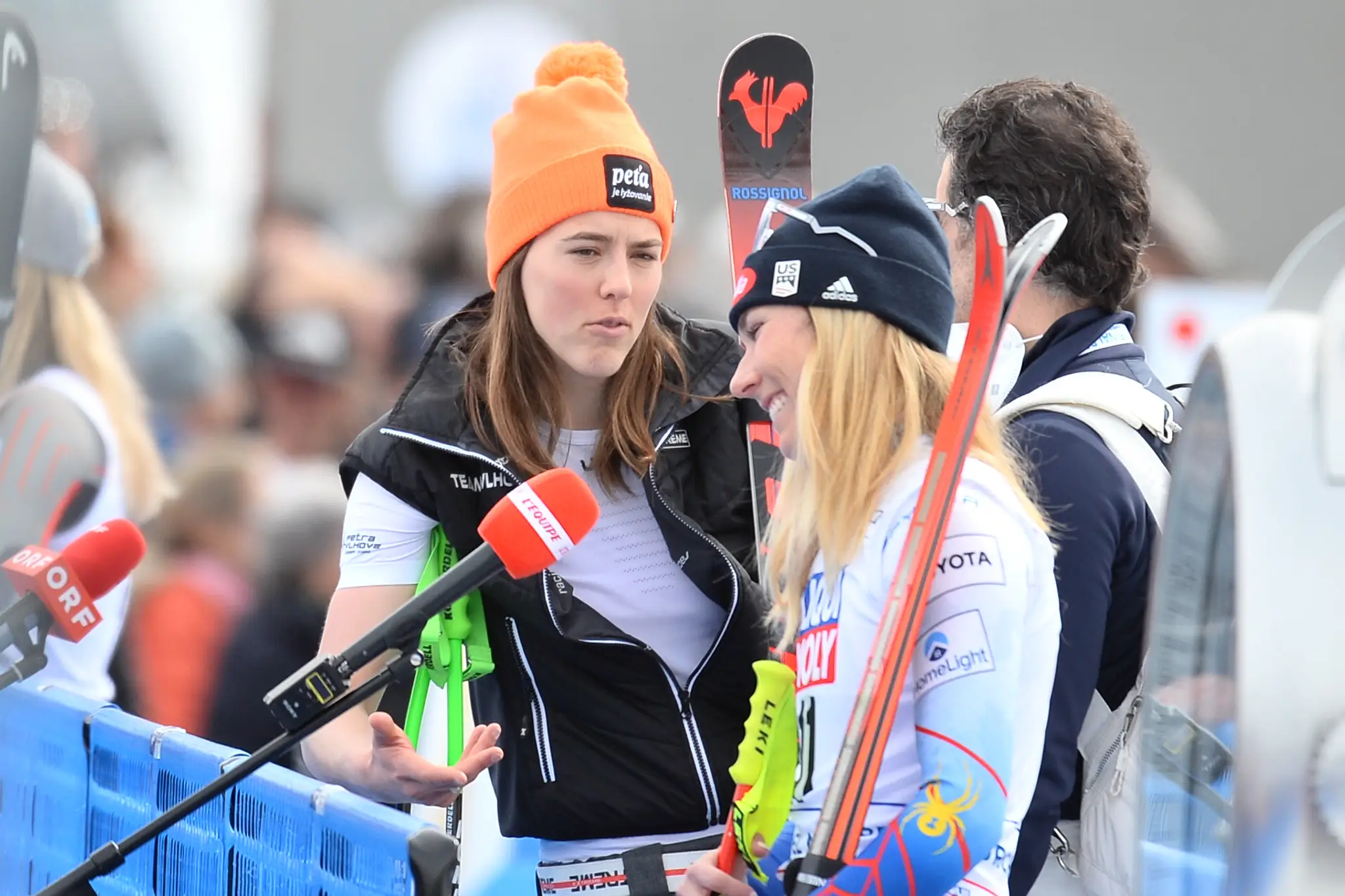 Slovenka Petra Vlhová (vľavo) a Američanka Mikaela Shiffrinová sa rozprávajú po štvrtkovom finále super-G.