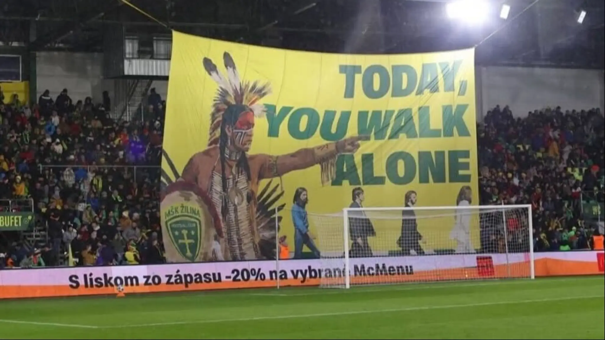 Fanúšikovia pod Dubňom verili vo víťazstvo Žilinčanov a pre fanúšikov Liverpoolu mali nachystaný odkaz (cropped)