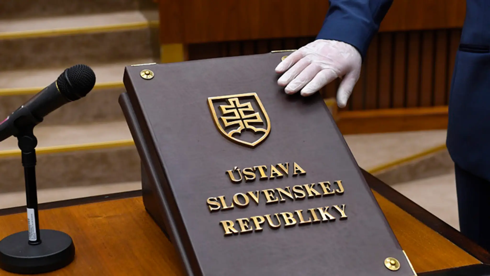 Ján Ferenčák (SMER-SD) si dezinfikuje ruky v rokovacej sále pred zložením sľubu.
