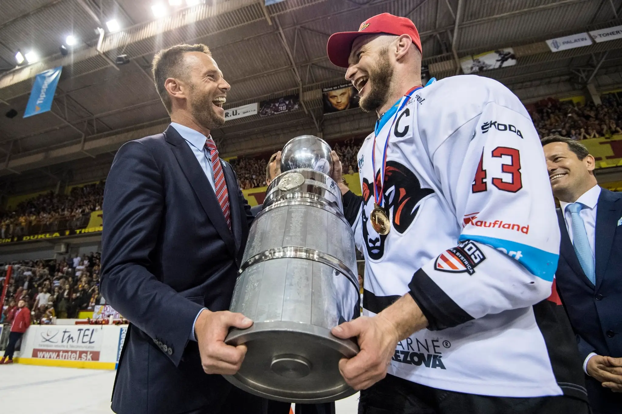 Generálny riaditeľ Tipsport Ligy Richard Lintner odovzdáva majstrovskú trofej kapitánovi Banskej Bystrice Tomášovi Surovému.
