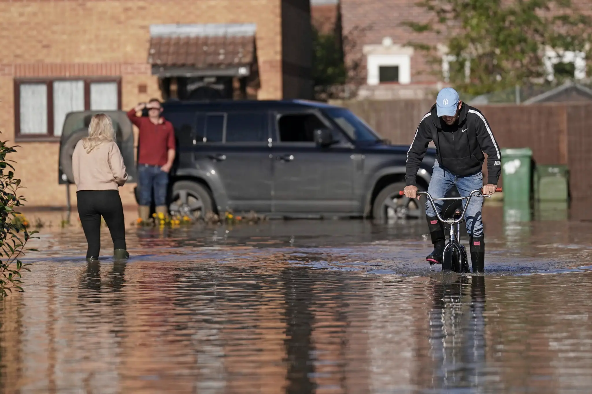 Muž sa po záplavách v Retforde v Nottinghamshire pokúsil bicyklovať.