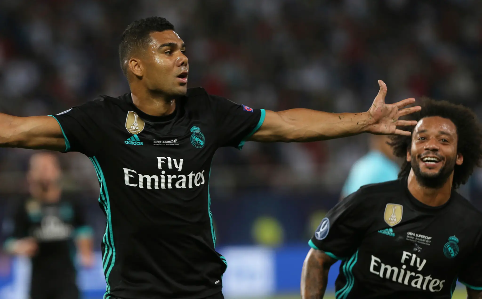  Casemiro (vľavo) z Realu Madrid sa teší z gólu počas zápasu o európsky Superpohár UEFA medzi Real Madrid - Manchester United.