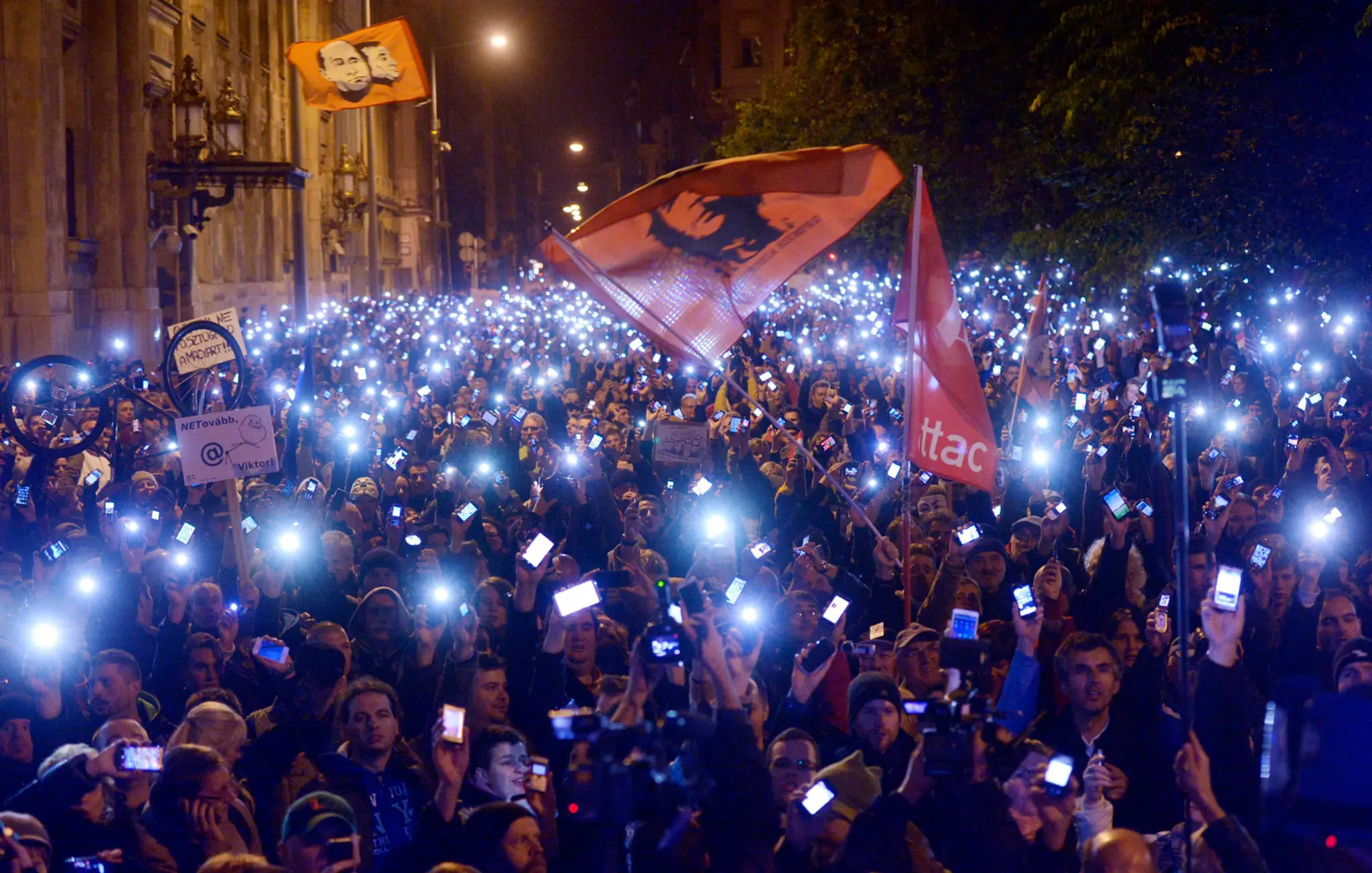 Maďari protestovali v uliciach Budapešti proti zdanenie internetu. 29. októbra