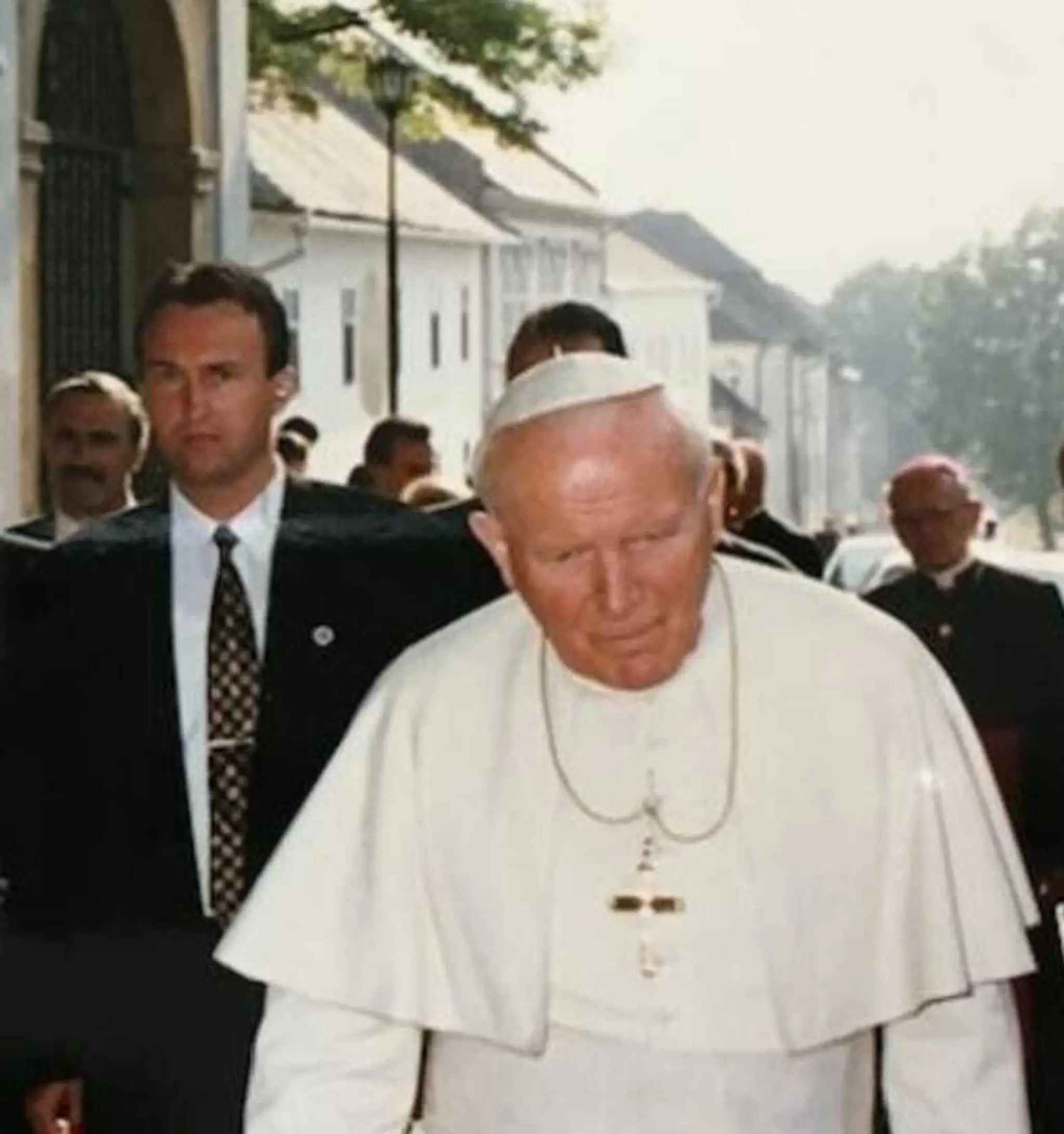Pápež Ján Pavol II., za ním Juraj Zábojník.