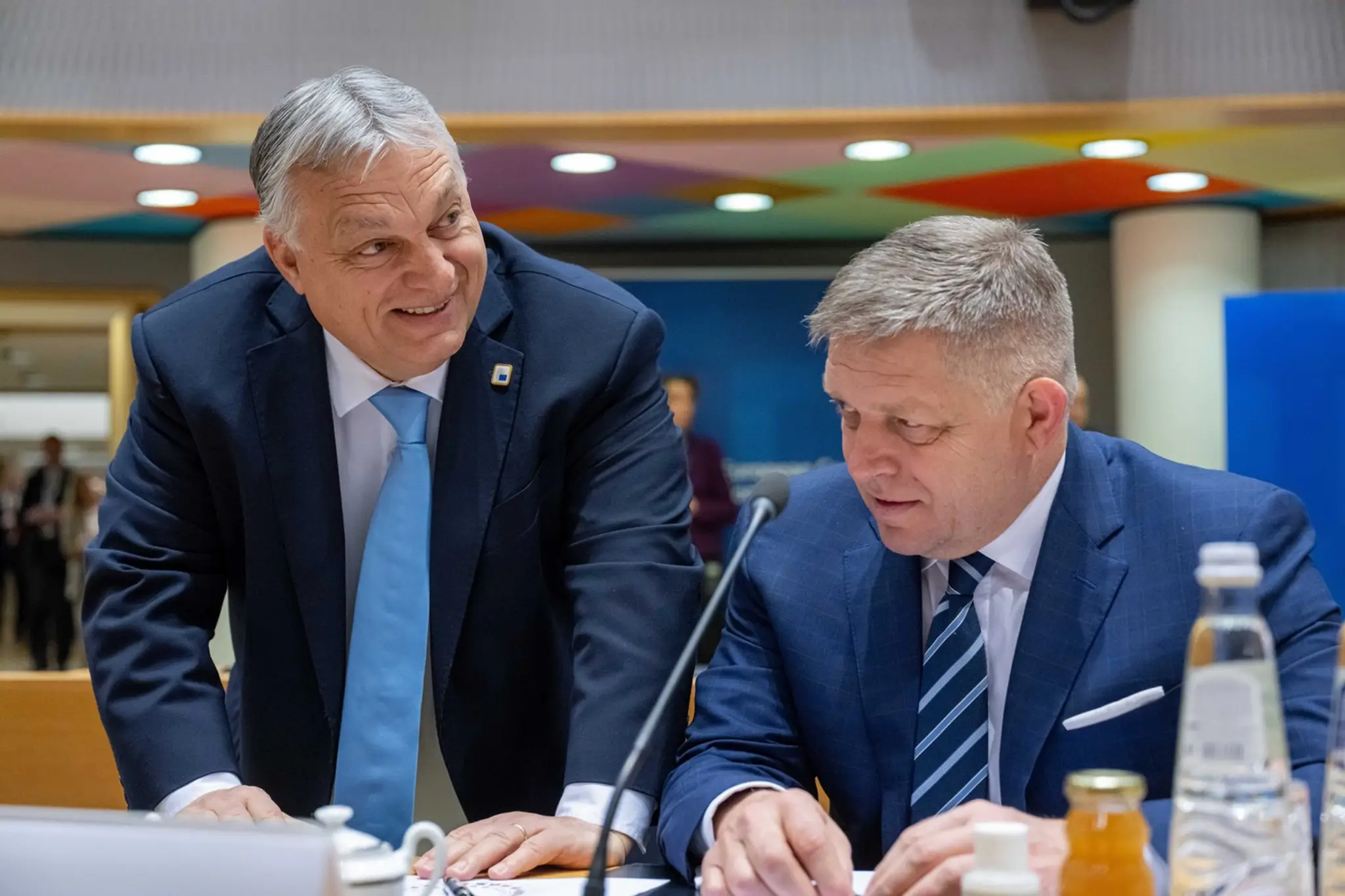Maďarský premiér Viktor Orbán a jeho slovenský náprotivok Robert Fico počas marcového summitu EÚ v Bruseli.