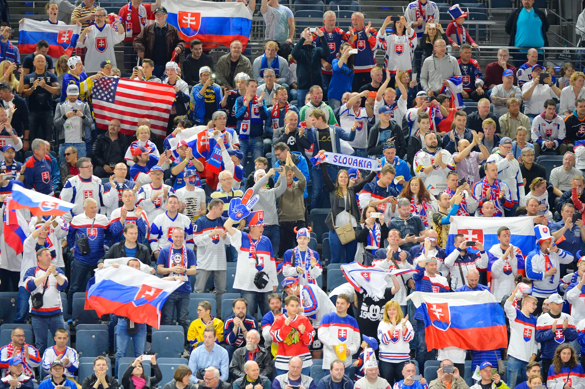 Na snímke slovenskí a americkí fanúšikovia.
