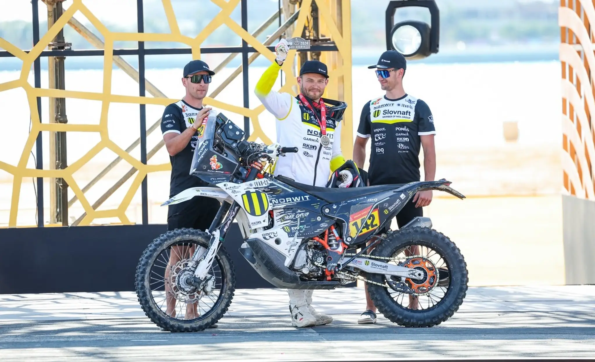 Štefan Svitko s trofejou za konečné 9. miesto v tohtoročnej edícii rely Dakar.