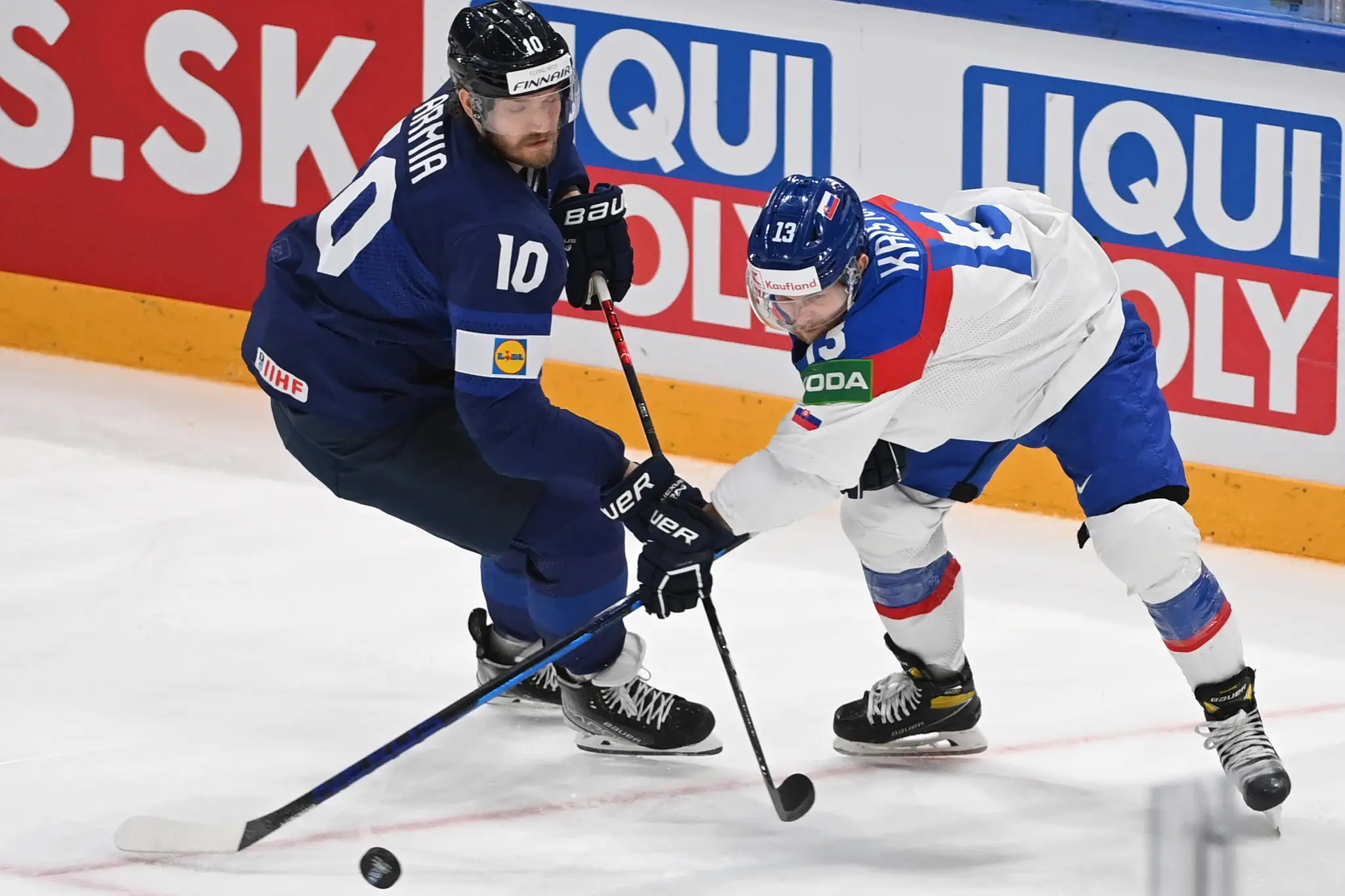Michal Krištof a Fín Joel Armia bojujú o puk