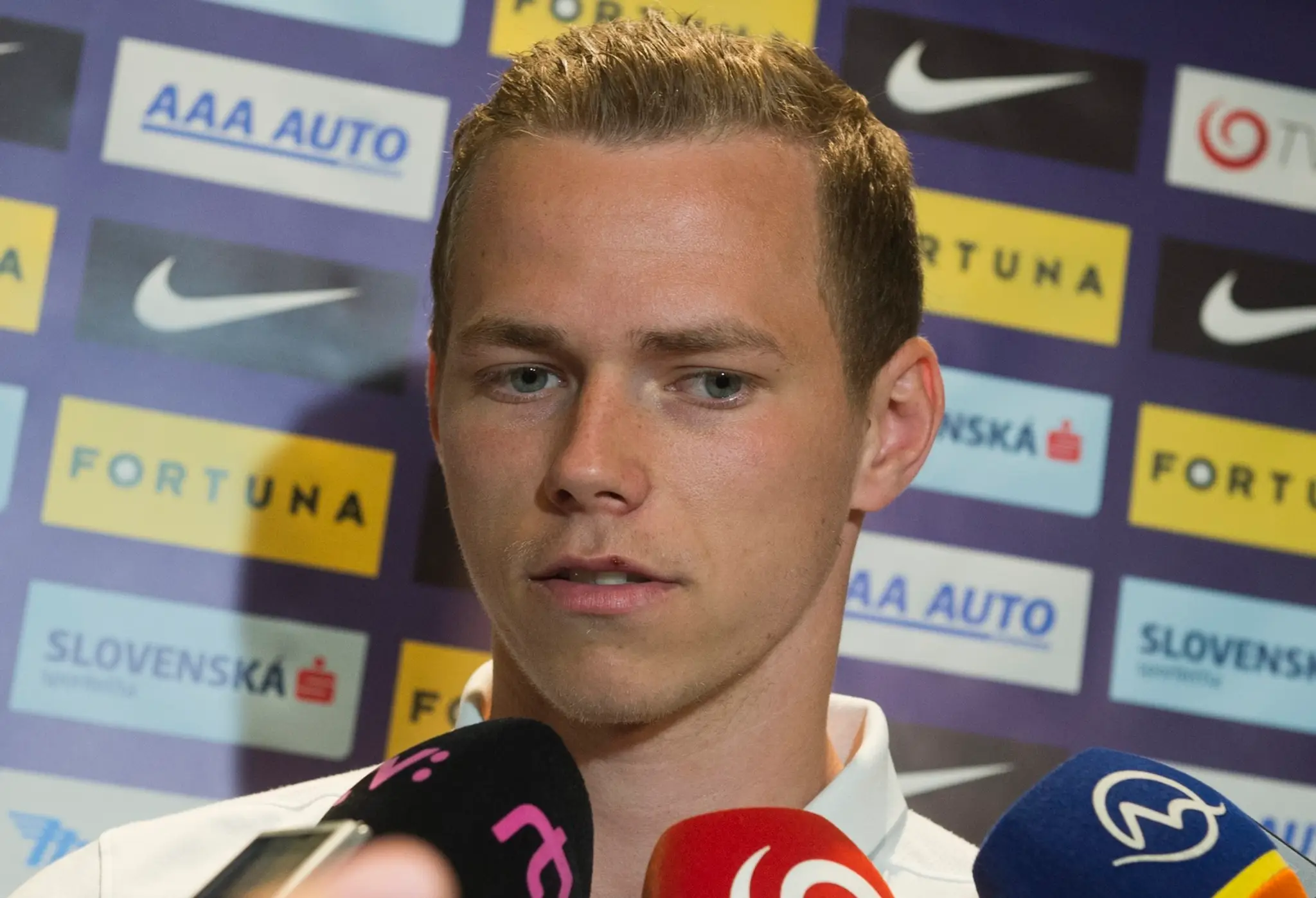Ondrej Duda v rozhovore s novinármi po príchode na reprezentačný zraz pred kvalifikačným zápasom s Litvou..jpg