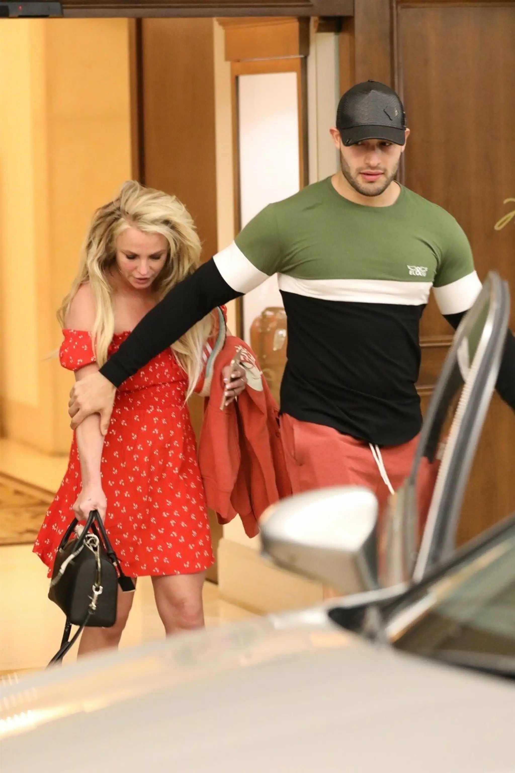Britney Spears opúšťa hotel v Beverly Hills v sprievode jej priateľa Sama Asghariho
