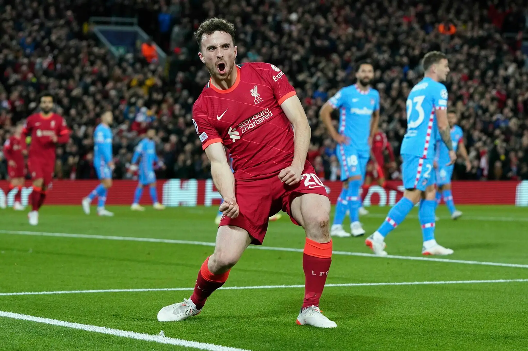 Diogo Jota z Liverpoolu oslavuje gól v dueli LM proti Atléticu.