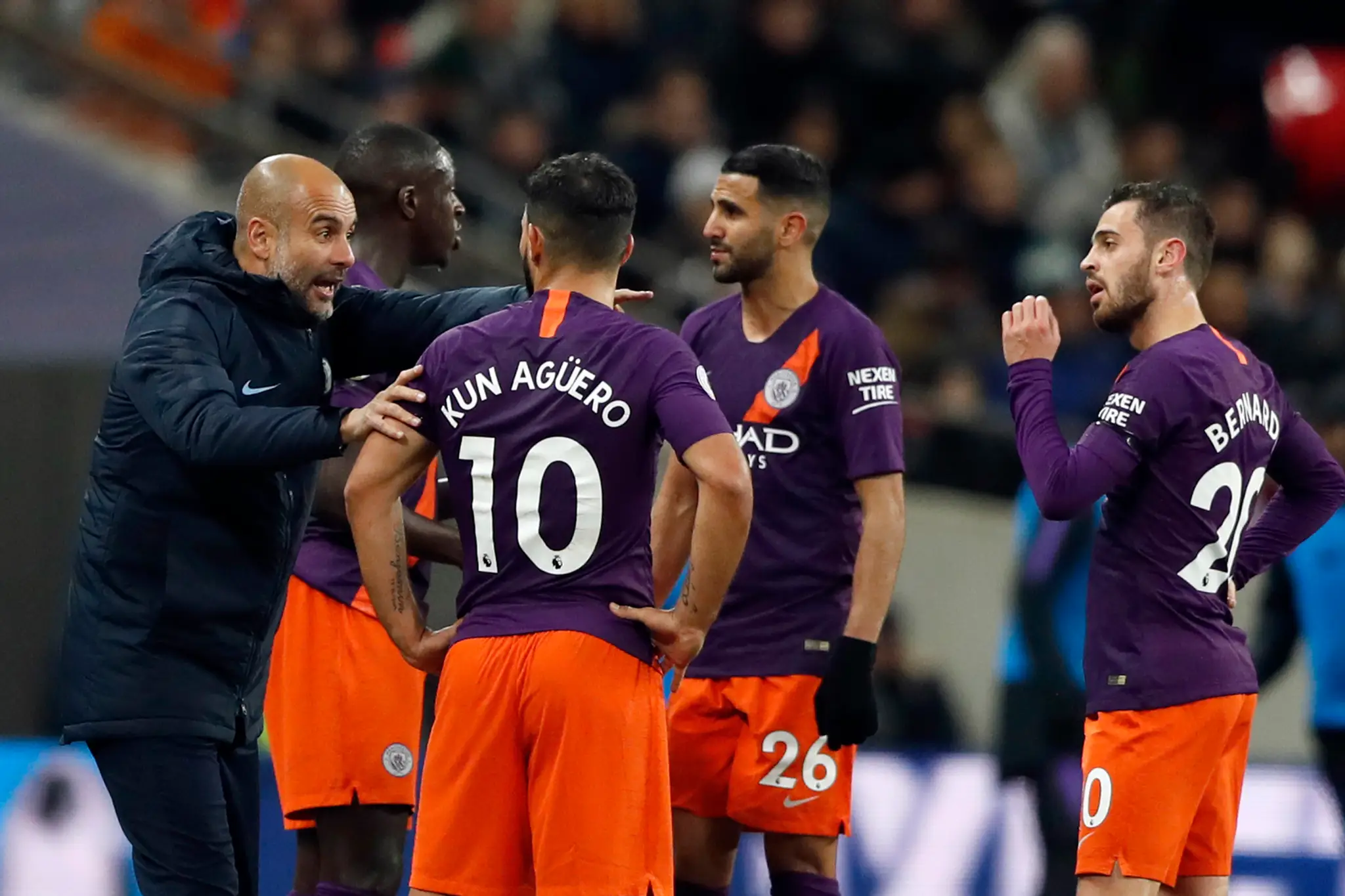 Kouč Manchesteru City Pep Guardiola (vľavo) dáva pokyny svojim zverencom v dueli na pôde Tottenhamu.