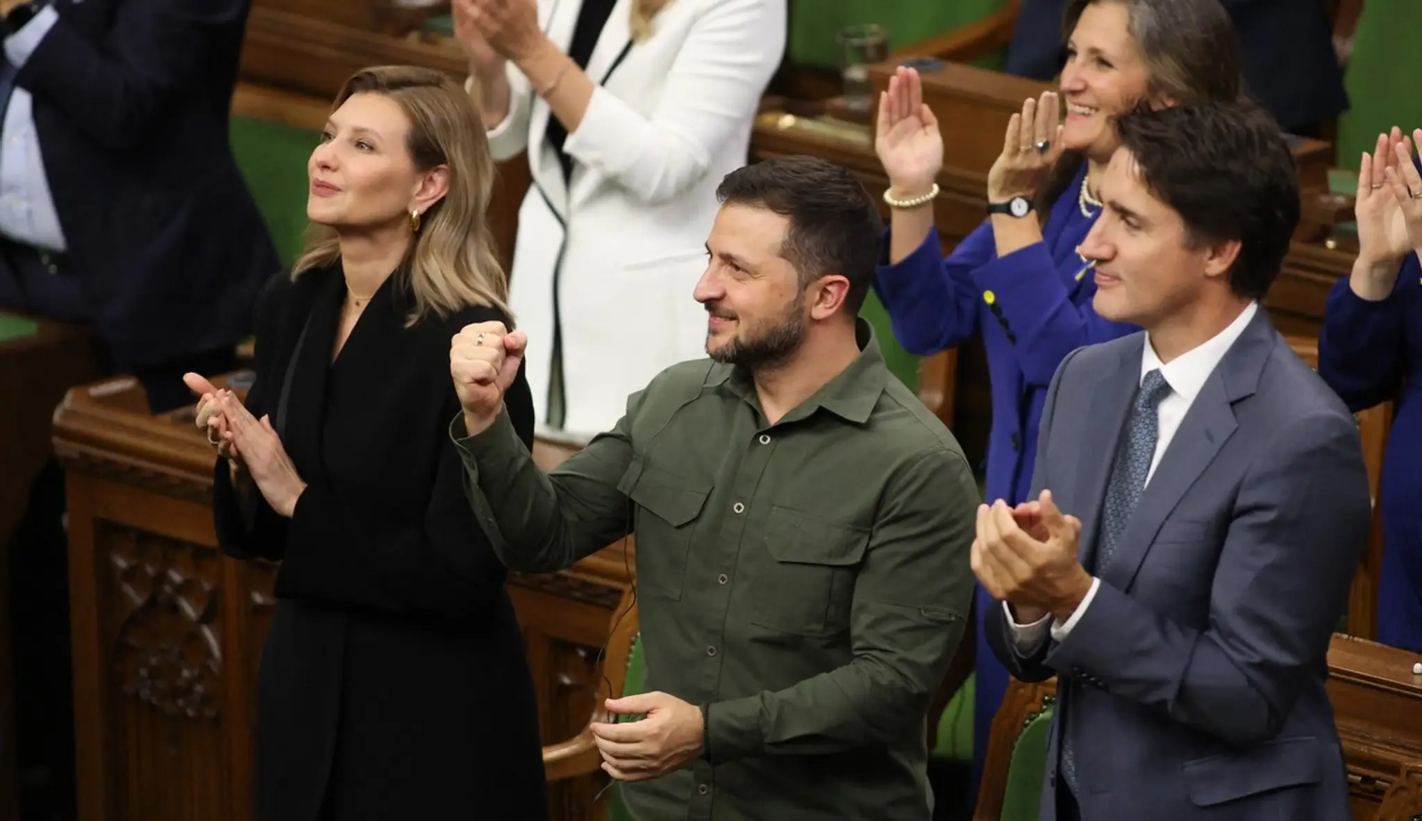 Ukrajinská prvá dáma Olena Zelenská, prezident Volodymyr Zelenskyj a kanadský premiér Justin Trudeau tlieskajú HJaroslavovi Hunkovi.