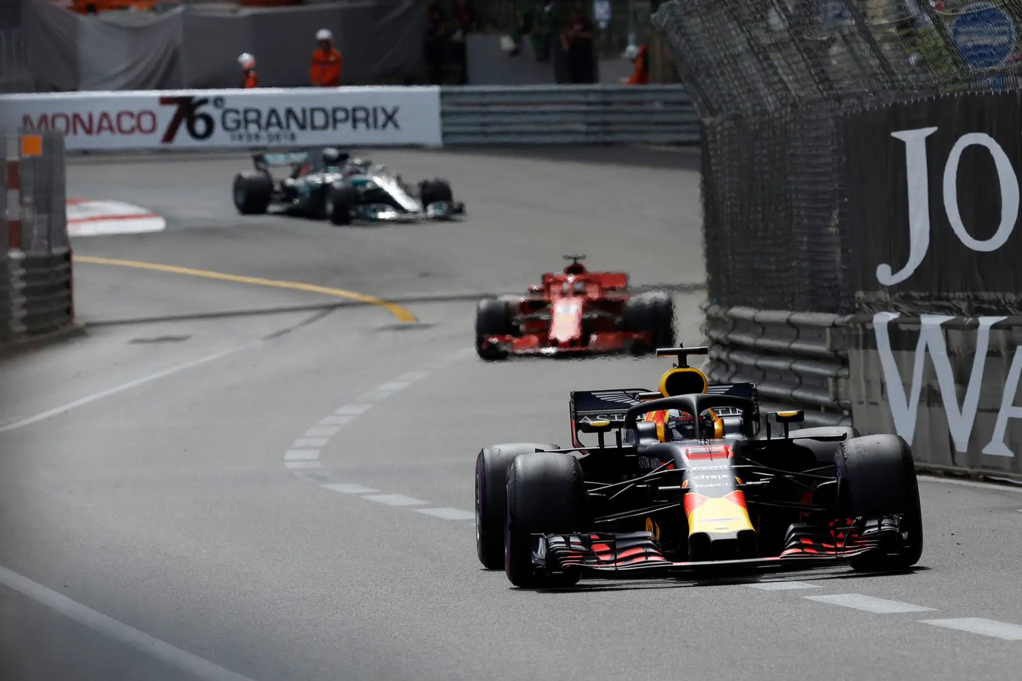 Daniel Ricciardo vedie pred Sebastianom Vettelom a Lewisom Hamiltonom počas VC Monaka F1.