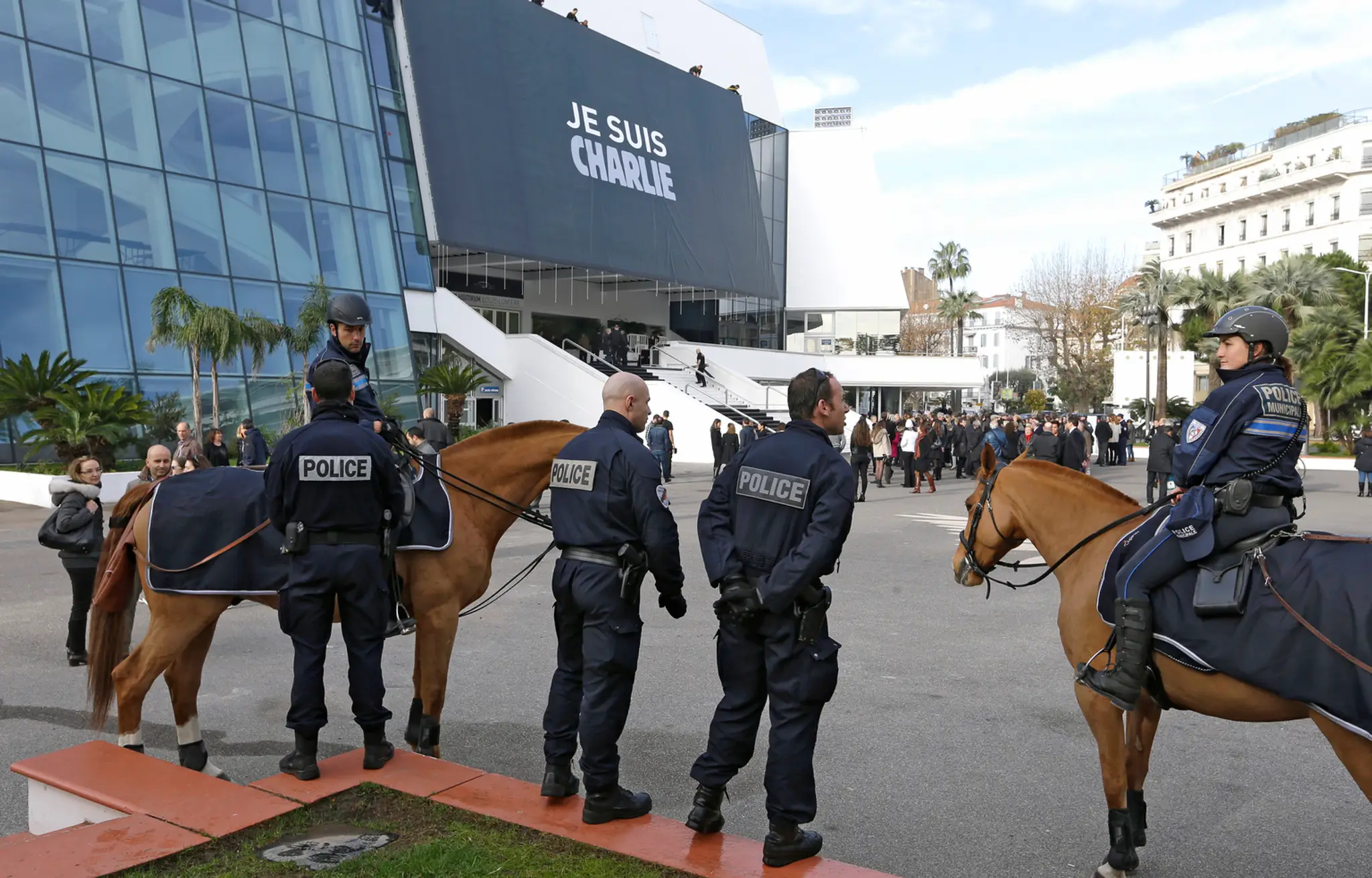 Obete redakcie Charlie Hebdo si uctili aj v Cannes.