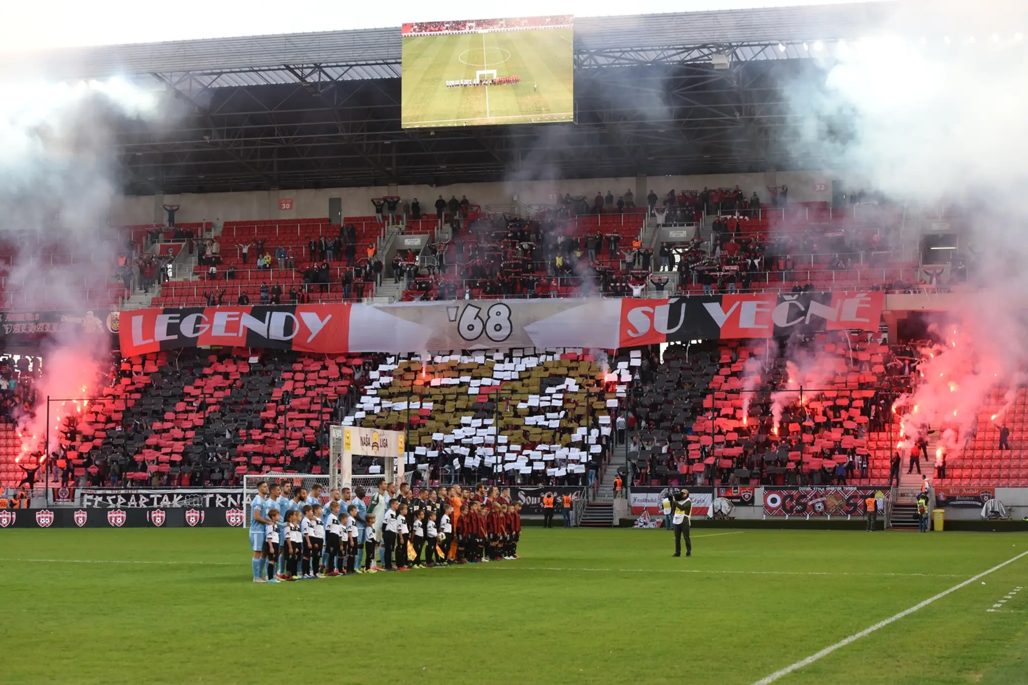 Na snímke fanúšikovia Trnavy v zápase 10. kola Fortuna ligy medzi FC Spartak Trnava - ŠK Slovan Bratislava.