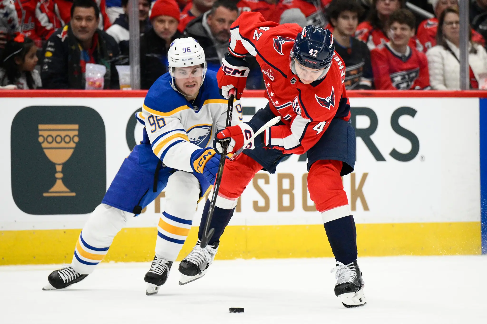 Martin Fehérváry v zápase proti Buffalu Sabres 