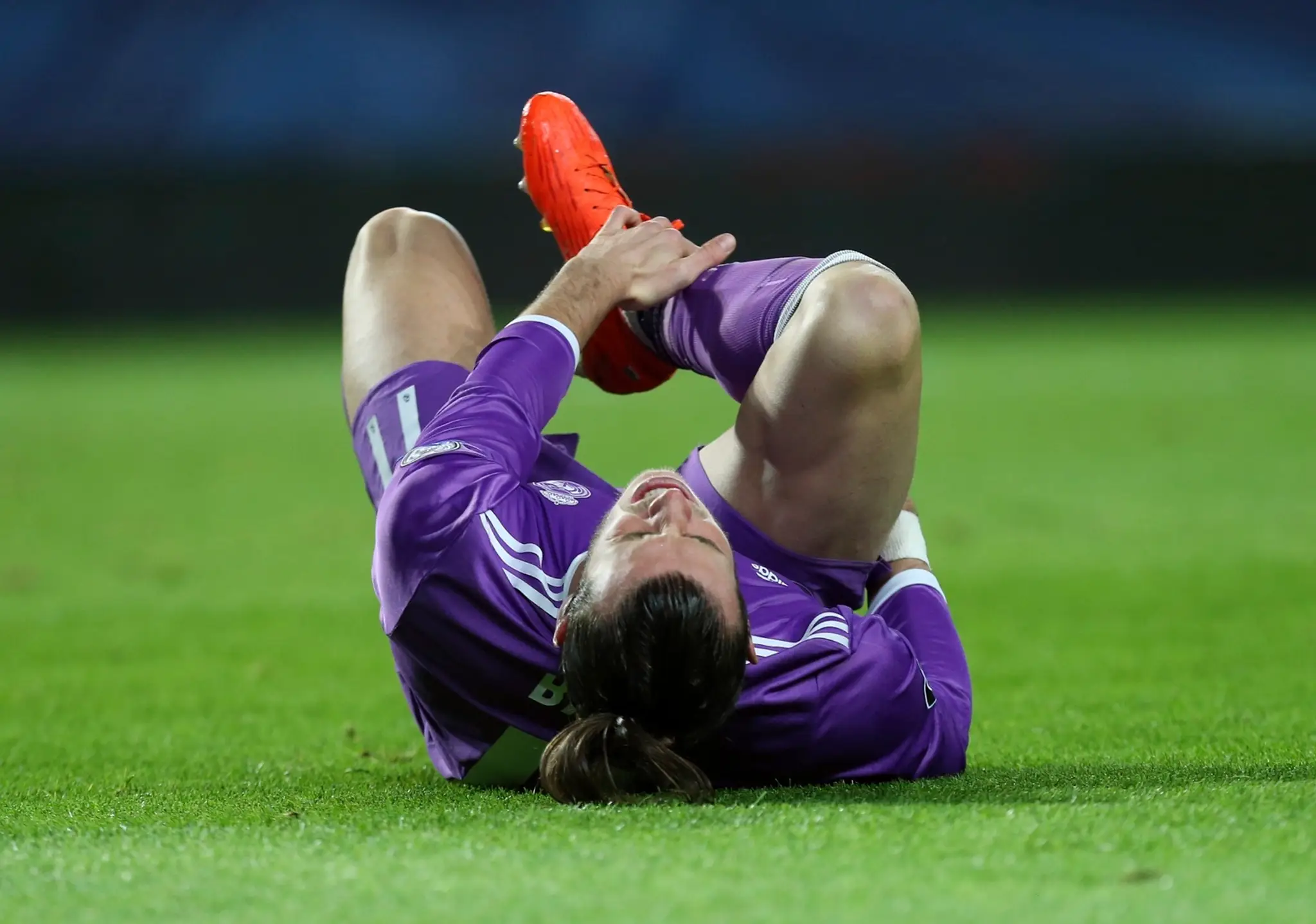 Na snímke zranený hráč Realu Gareth Bale leží na trávniku v zápase Ligy majstrov Real Madrid - Sporting Lisabon.