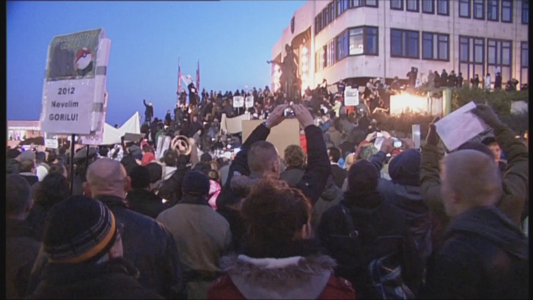 Protestujúci v uliciach.
