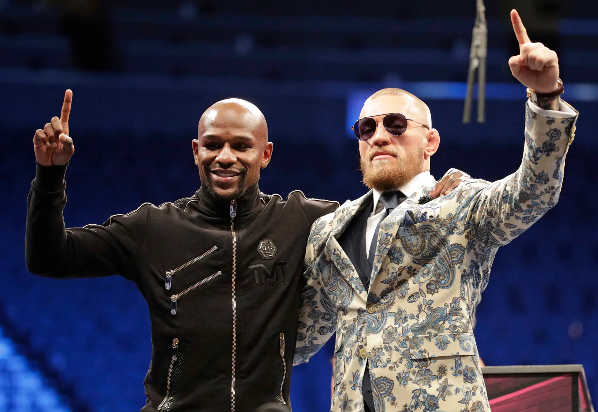 Floyd Mayweather a Conor McGregor po zápase