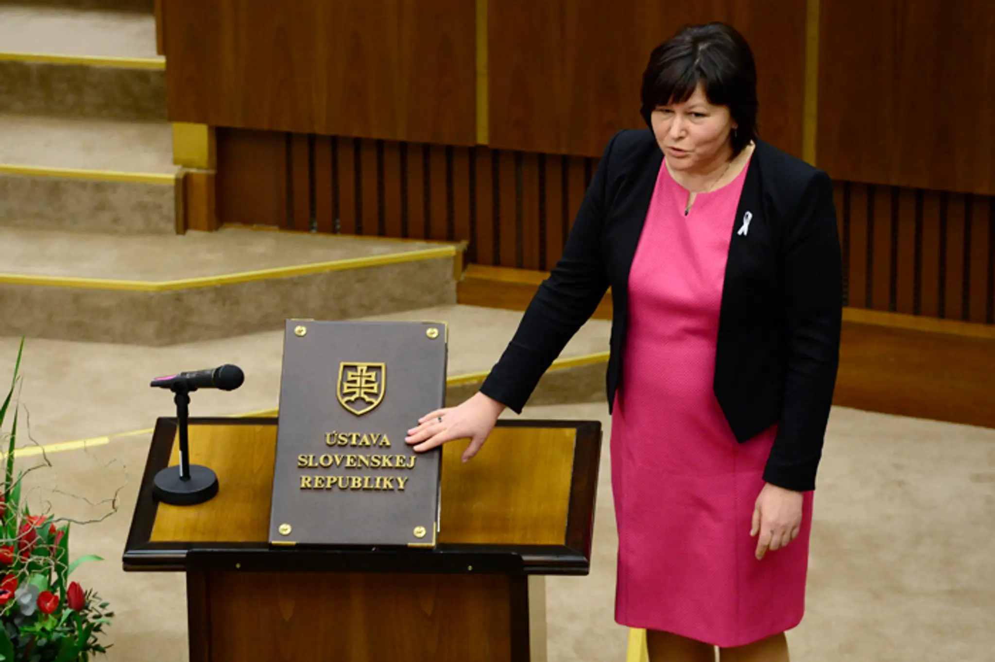 Anna Verešová (OĽANO -  NOVA) skladá poslanecký sľub.